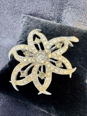 Sarah Coventry Vintage-Inspired Silver Tone Crystal Flower Brooch - Clear